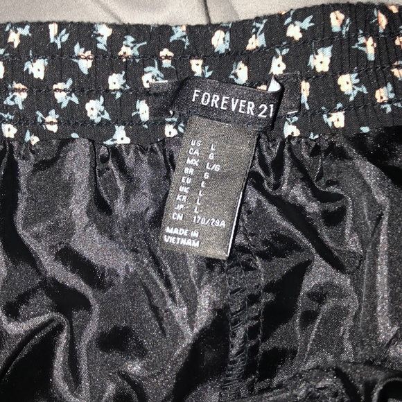 Shorts - Picture 2 of 3